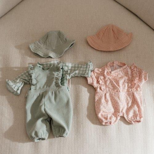 Puppen-Set Lily mit 2 süßen Bekleidungssets in Rosa und Grün Bundle Little Dutch