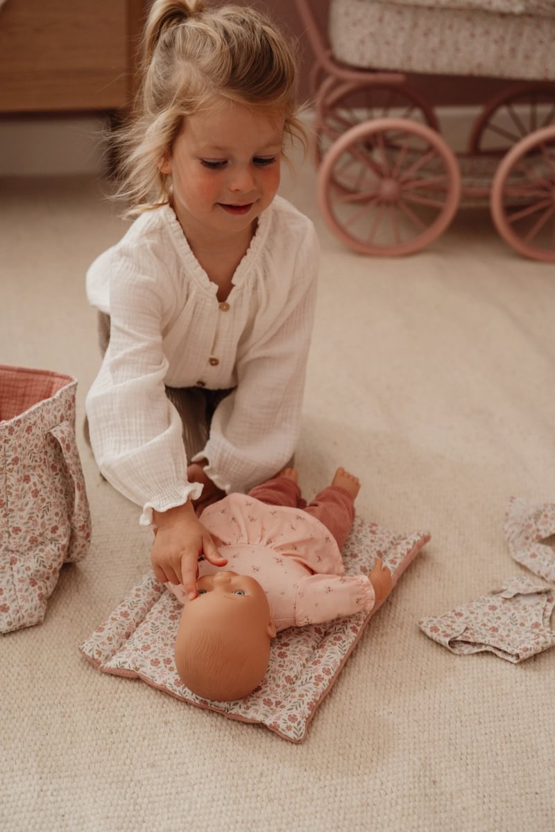 Bundle: Baby-Puppe Lily + Puppenwickeltasche Little Dutch
