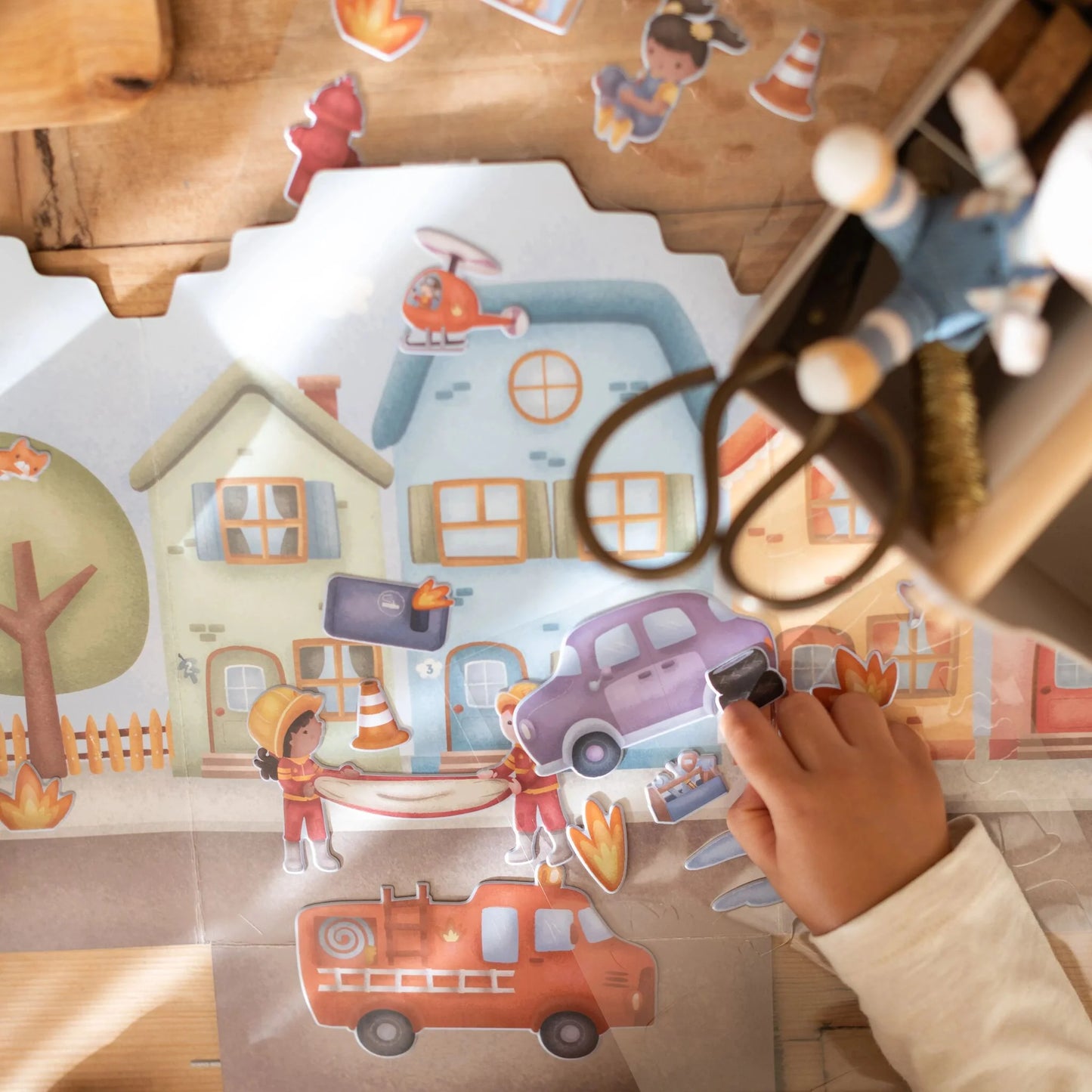 Little Dutch Wiederverwendbare Aufkleber Essentials | Feuerwehrstation mit Jim