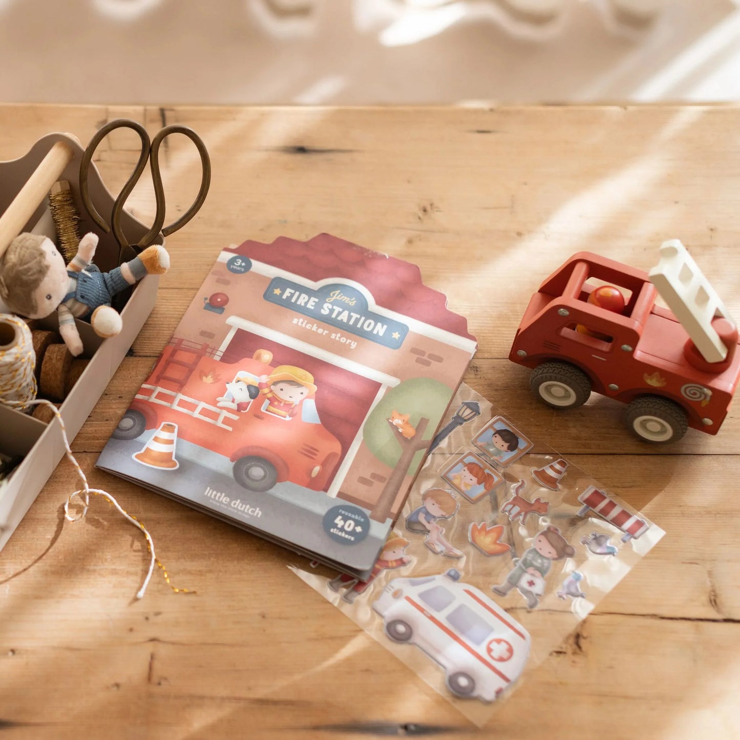 Little Dutch Wiederverwendbare Aufkleber Essentials | Feuerwehrstation mit Jim